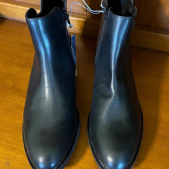 NWT Universal Thread Size 8 1/2 Faux Leather Boots that Zip on both sides. - Picture 1 of 4